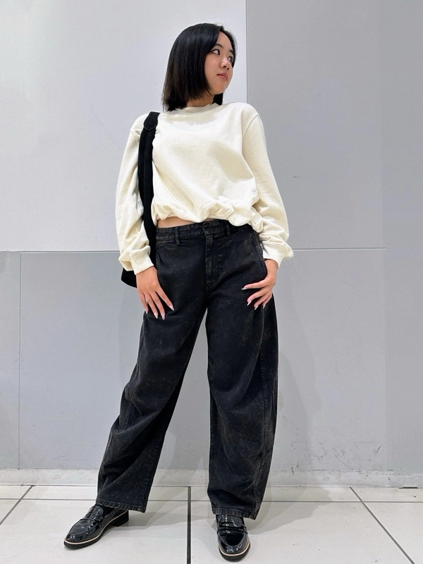 【洗練モノトーン × バレルパンツ】