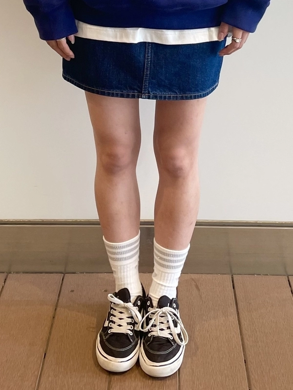 【ユニセックス】ハーフジップ＋ミニスカートコーデ