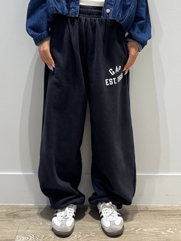 スウェットパンツコーデのスタイリング | Gap公式オンラインストア