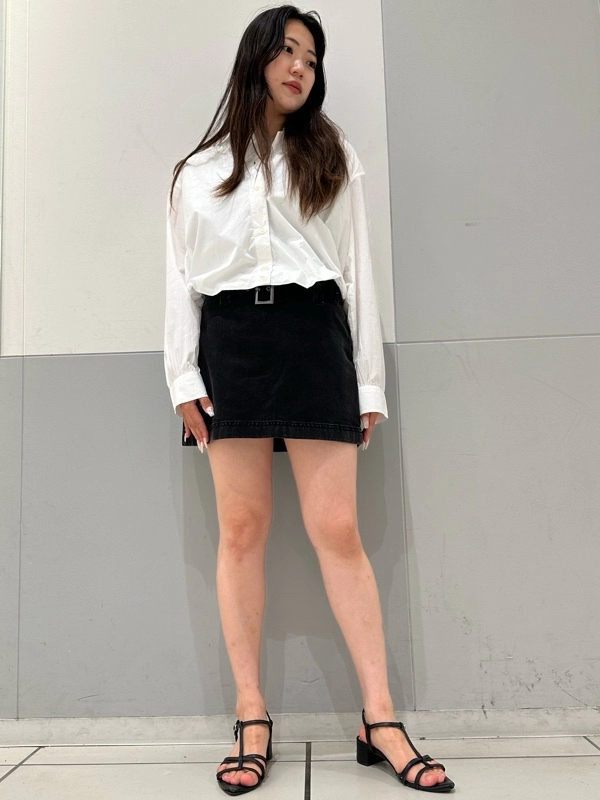 【バブルヘムシャツ×ミニスカモノトーンコーデ】