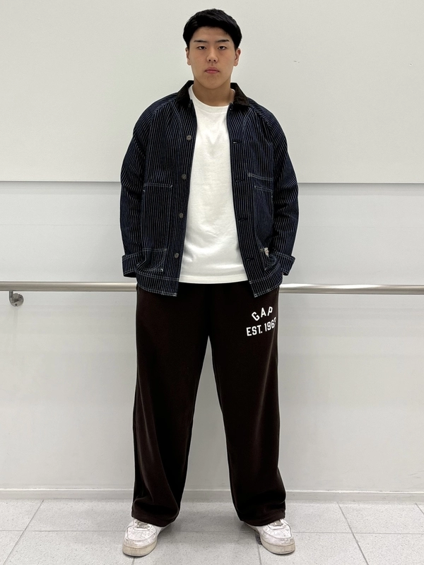 デニムジャケット×スウェットパンツ