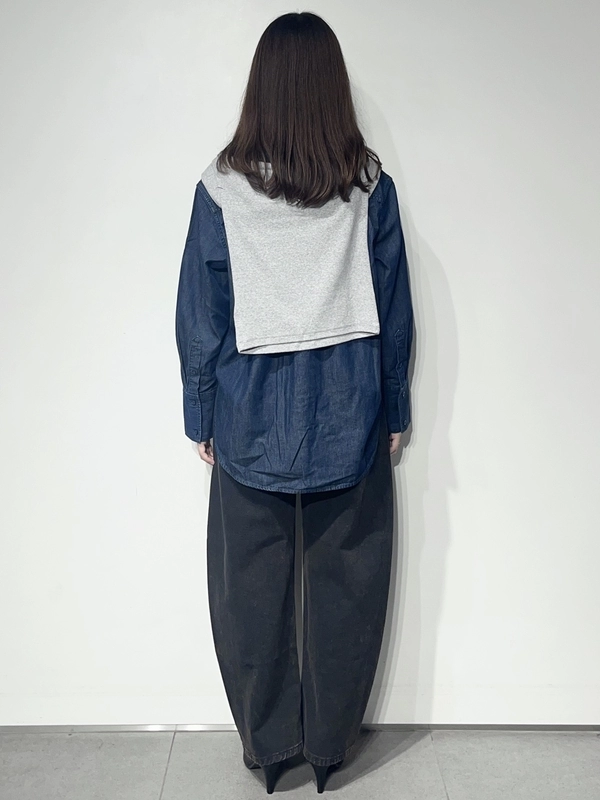 極美品　ほぼ新品　GAP デニムシャツ　男女兼用　シンプル定番デザイン 秋の定番デニムシャツ】大人シンプルコーデのスタイリング | Gap