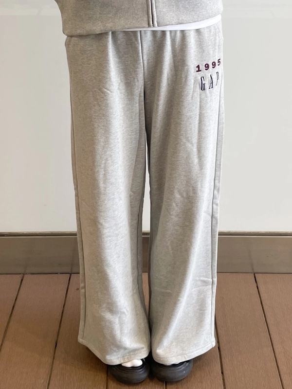 30th アニバーサリーヘビーウェイト セットアップ　グレー 30周年】アニバーサリーセットアップのスタイリング | Gap公式