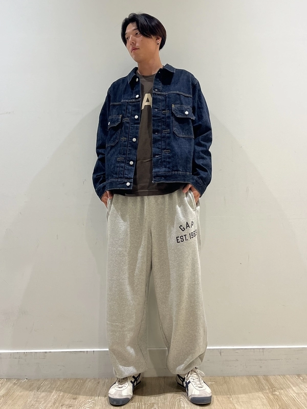 大人のデニムジャケットコーデ