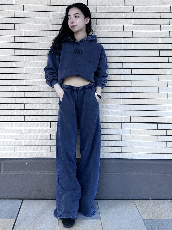 【オススメ】ロゴクロップドパーカー×バギースウェットパンツ