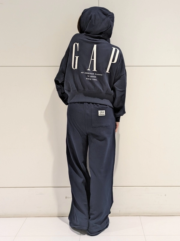 新作】30th Anniversary オリジナルスエットのスタイリング | Gap公式