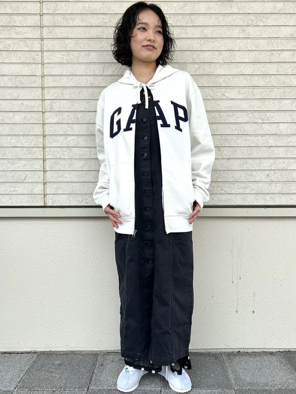 ロゴパーカーを大人っぽく！