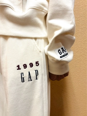 【人気の超希少品】GAP NYC ホワイト セットアップ バズりアイテム‼︎今しか買えないセットアップ】のスタイリング