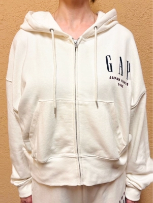 【人気の超希少品】GAP NYC ホワイト セットアップ バズりアイテム‼︎今しか買えないセットアップ】のスタイリング