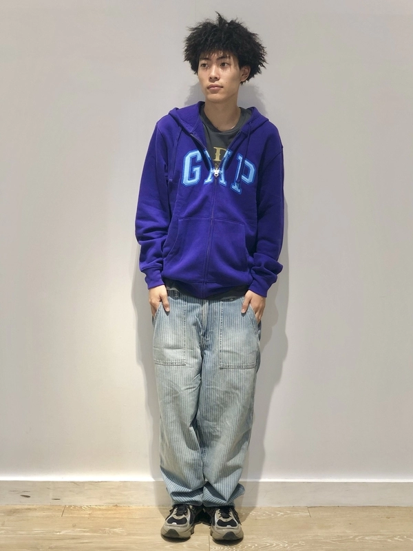 【カジュアルデニムは綺麗カラーに】