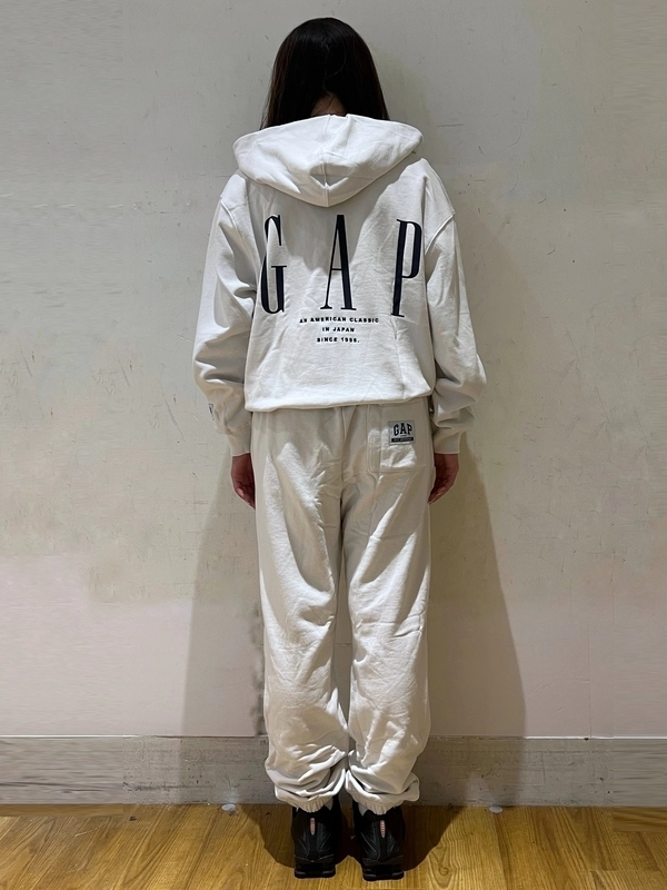 30th アニバーサリーヘビーウェイト セットアップ　ネイビー 30th 記念セットアップ》のスタイリング | Gap公式オンラインストア