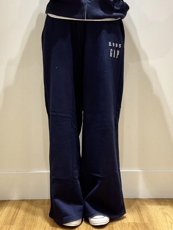 30周年アニバーサリースウェットセットアップのスタイリング | Gap公式