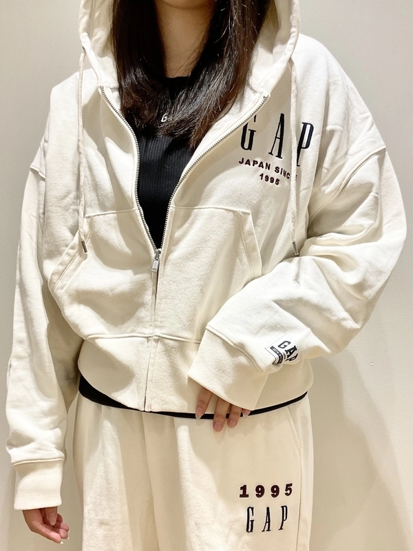 日本上陸30周年オリジナルスウェットセットアップのスタイリング