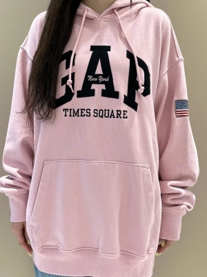 GAP TIMES SQUARE ピンク スウェット S ピンク×ブルーのスタイリング | Gap公式オンラインストア