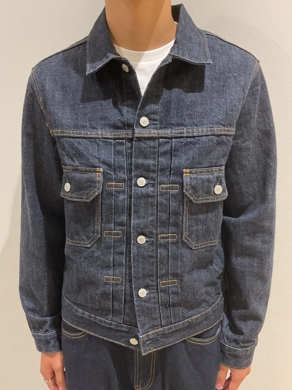 秋のデニムセットアップのスタイリング | Gap公式オンラインストア