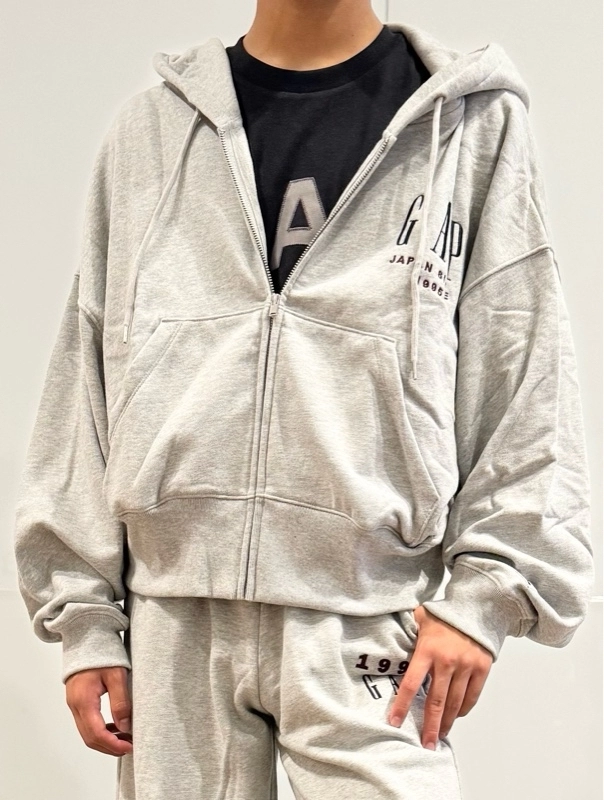 30周年記念パーカーユニセックスコーデのスタイリング | Gap公式