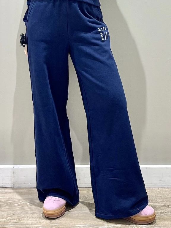 30th アニバーサリーヘビーウェイト セットアップ　ネイビー 30th 記念セットアップ》のスタイリング | Gap公式オンラインストア