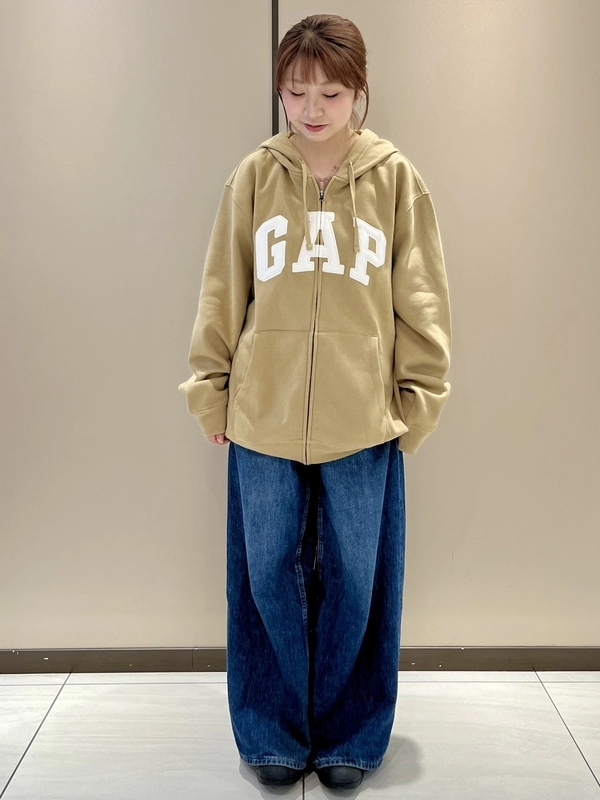 ロゴパーカー着こなし