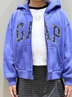 ロゴジップパーカー✖️ミニスカ！のスタイリング | Gap公式オンライン