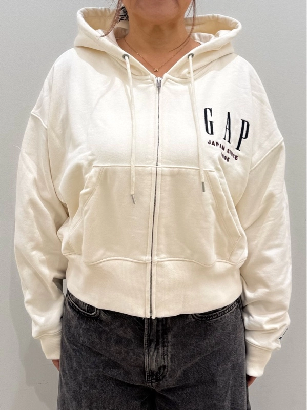 GAP ホワイト フルジップパーカー 30th 30周年 新品 30周年GAPロゴフルジップパーカー】のスタイリング | Gap公式