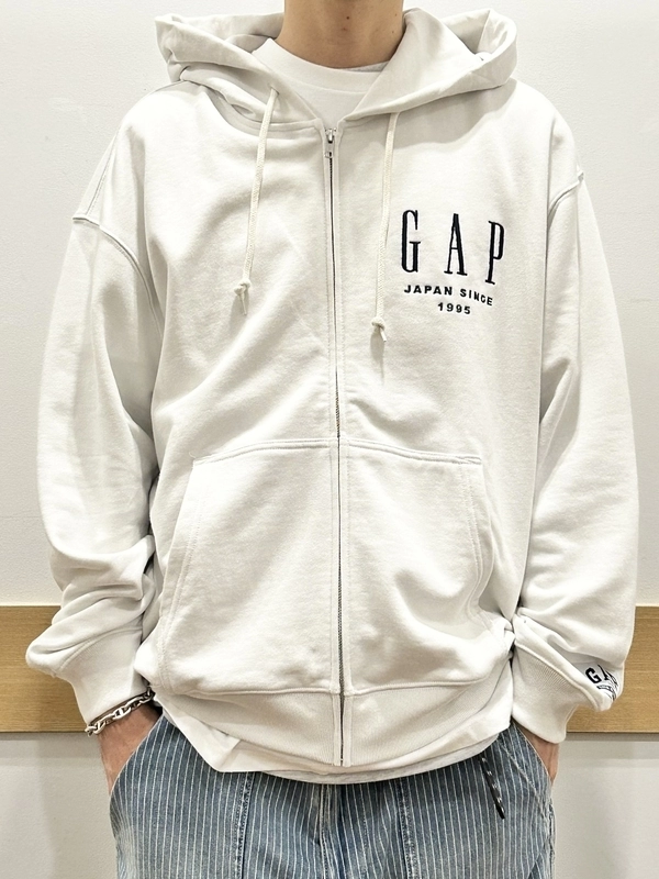 30周年パーカー】のスタイリング | Gap公式オンラインストア