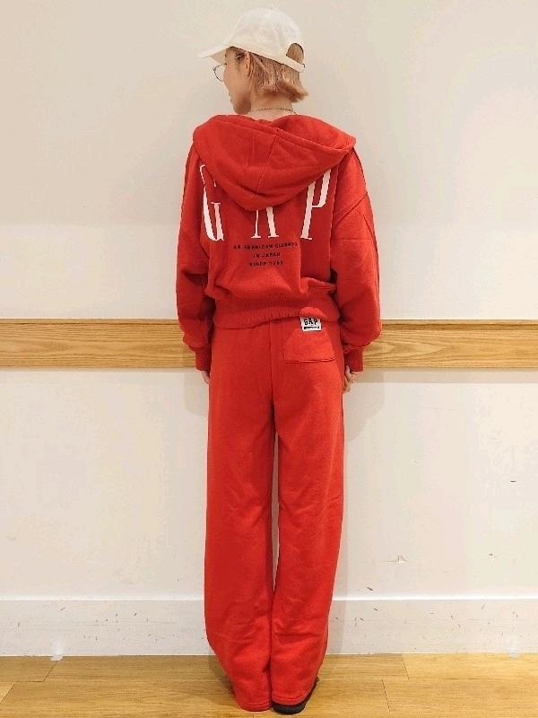 おすすめ30周年ロゴスウェットセットアップのスタイリング | Gap おすすめ30周年ロゴスウェットセットアップのスタイリング | Gap