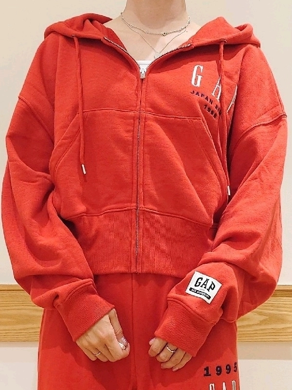 GAP トラックジャケット セットアップ 赤 おすすめ30周年ロゴスウェットセットアップのスタイリング | Gap