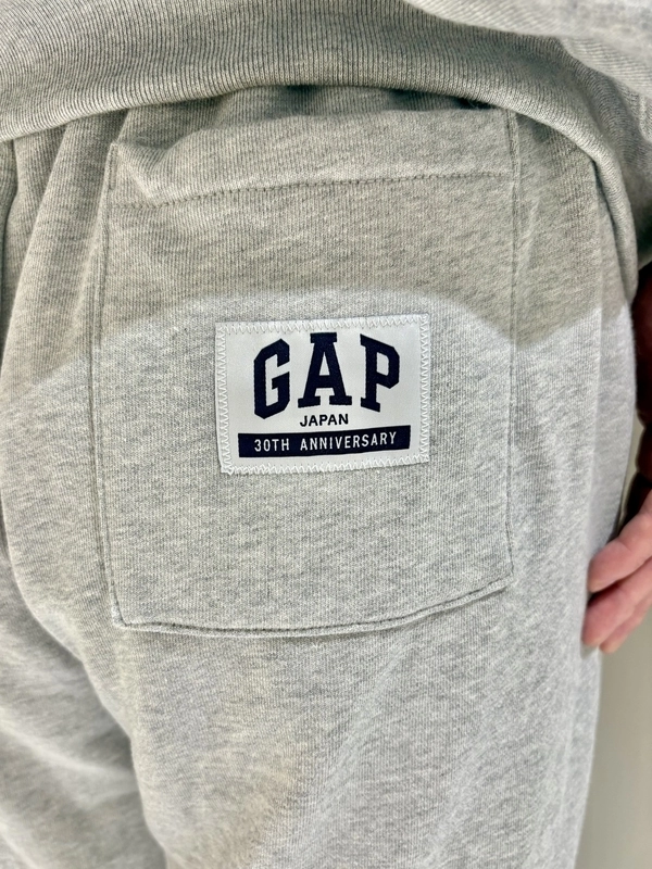GAP 30th Anniversary グレー 30周年スウェット【ライトグレー】 | Gap公式オンラインストア