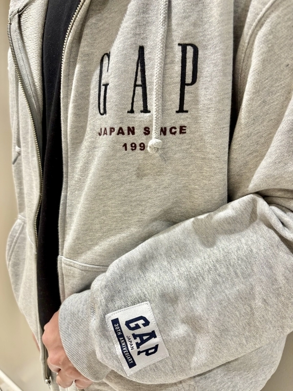 30周年スウェット【ライトグレー】 | Gap公式オンラインストア