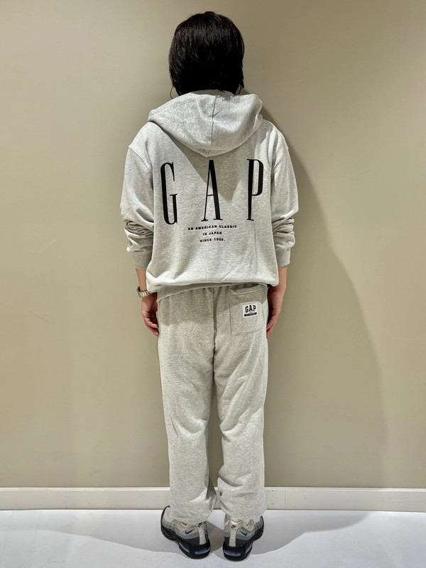 30周年スウェット【ライトグレー】のスタイリング | Gap公式