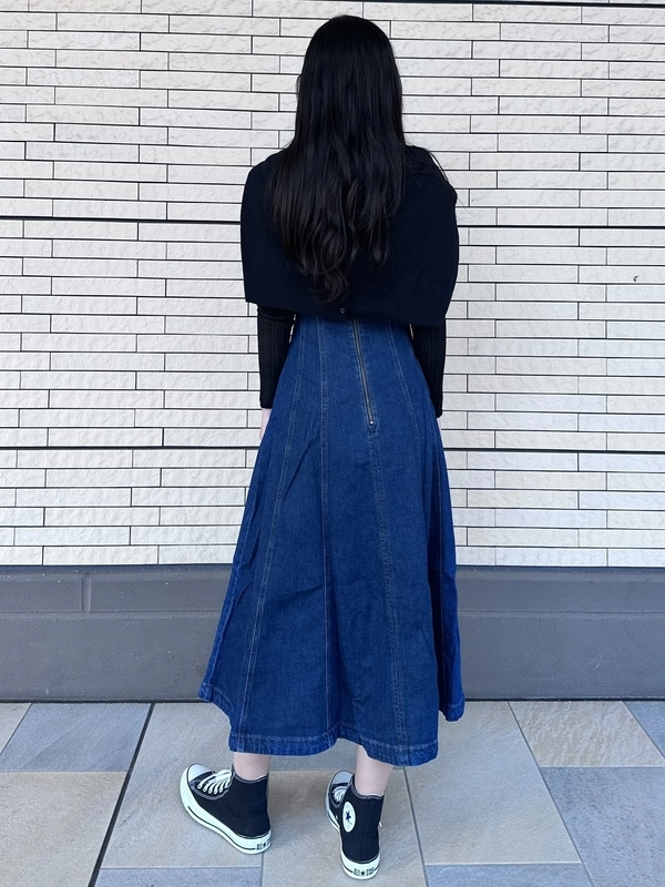 新作】デニムミディワンピース×シアートップスのスタイリング