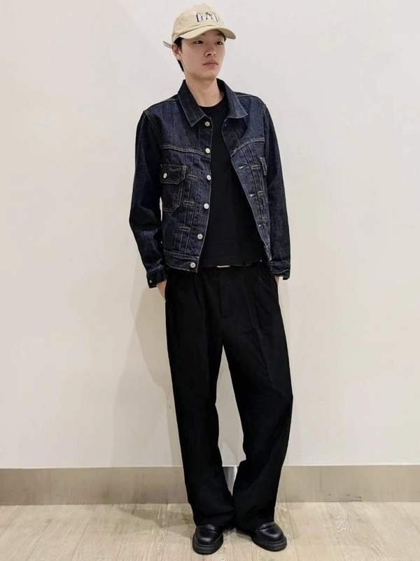 濃紺デニムジャケット×黒ワイドでつくる、ミニマル都会スタイル