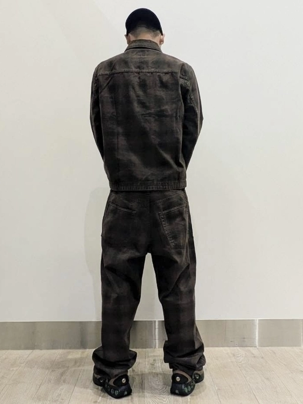 ダークチェックでまとめる、秋のセットアップスタイルのスタイリング