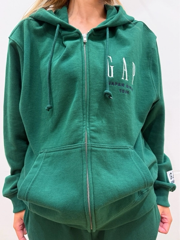 30周年スウェットのスタイリング | Gap公式オンラインストア