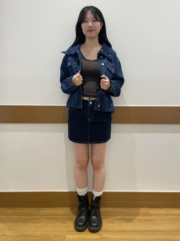 ミニスカートで一気に秋デニムスタイル！