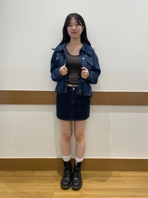 ミニスカートで一気に秋デニムスタイル！