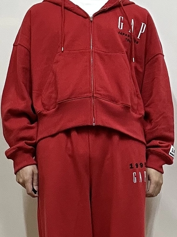GAP トラックジャケット セットアップ 赤 30周年セットアップのスタイリング | Gap公式オンラインストア