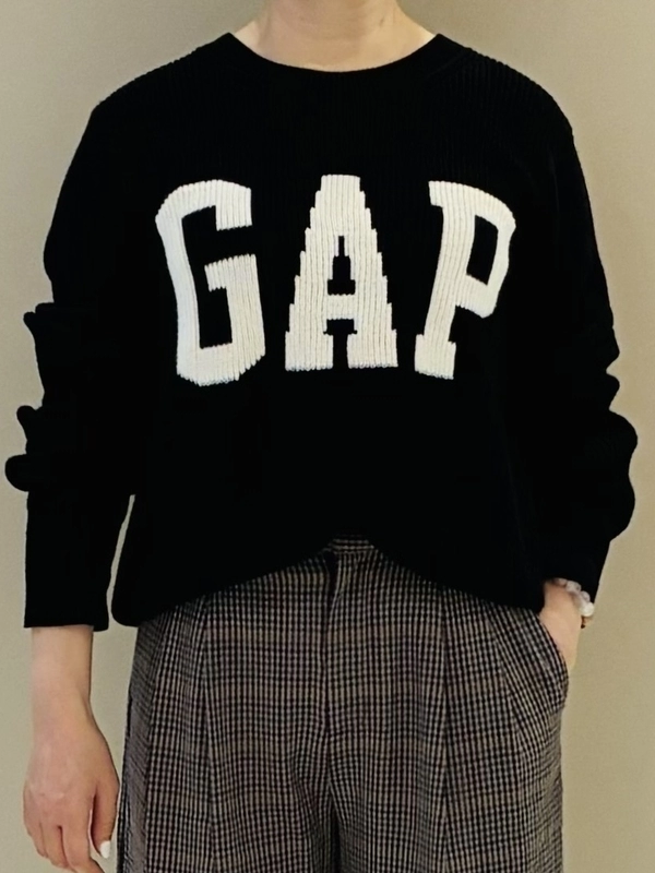 大人女子ロゴセーター】チェックパンツコーデ | Gap公式オンラインストア