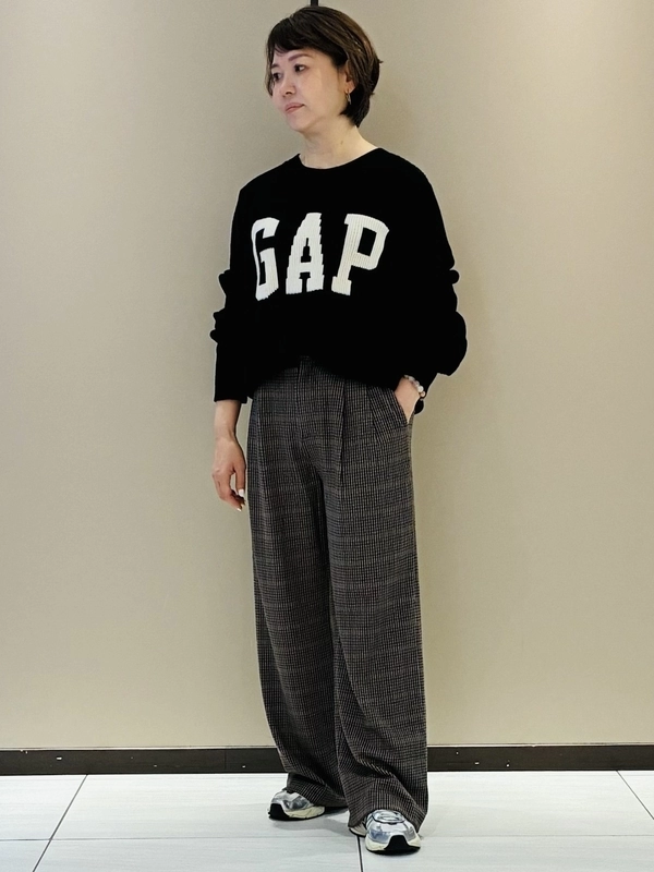【大人女子ロゴセーター】チェックパンツコーデ