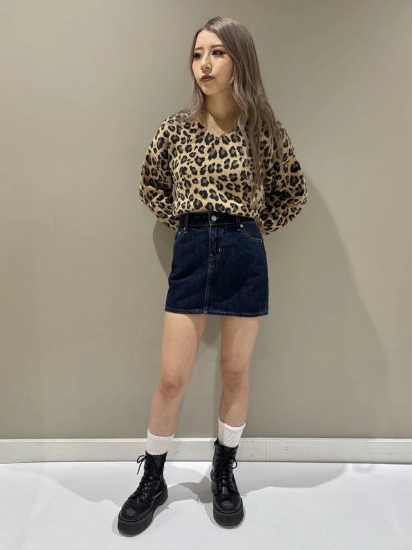 主役はヒョウ柄セーター