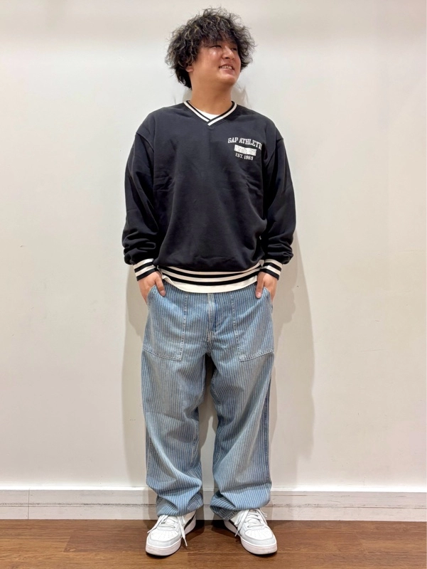 『Vネックロゴスウェット&バギーストライプデニムパンツ』