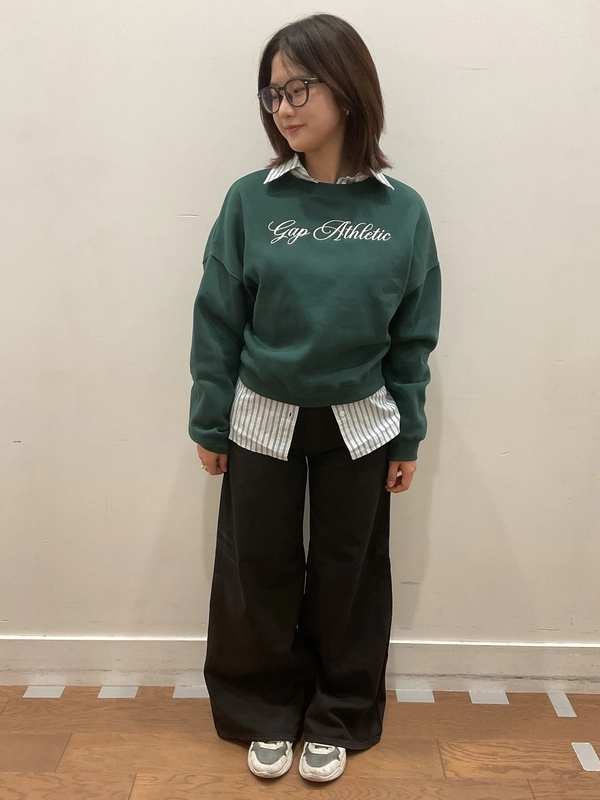 短丈トップスのレイヤードコーデ