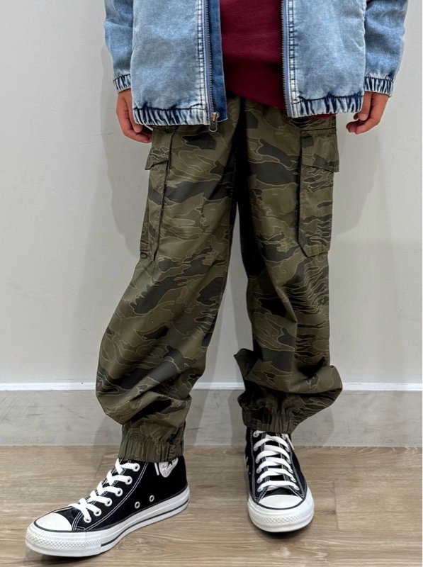 おすすめ！デニムジャケット×迷彩カーゴパンツコーデのスタイリング