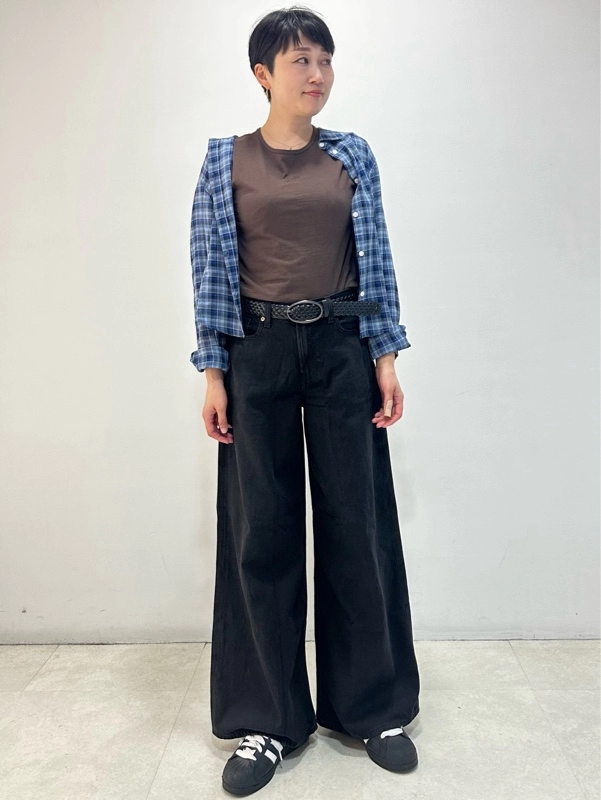 ブラックワイドデニムで脚長