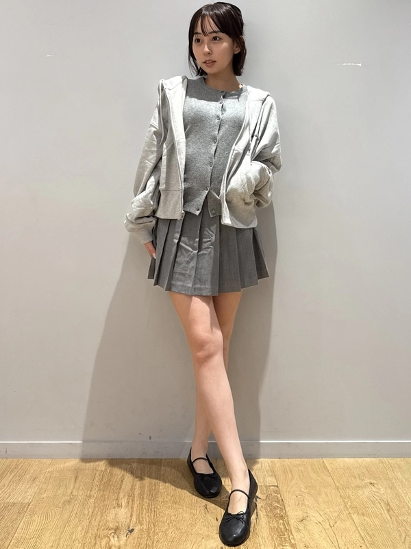 30周年スウェットを取り入れたグレートーンコーデ♡