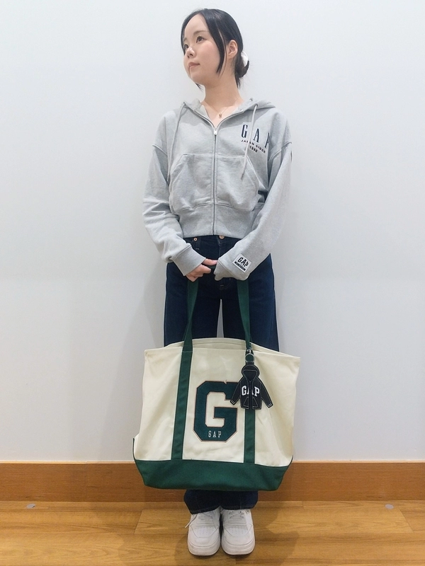 デニムとパーカー、ときどきアクセ。