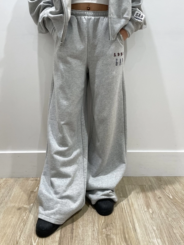 30周年記念スウェット☆セットアップ！のスタイリング | Gap公式