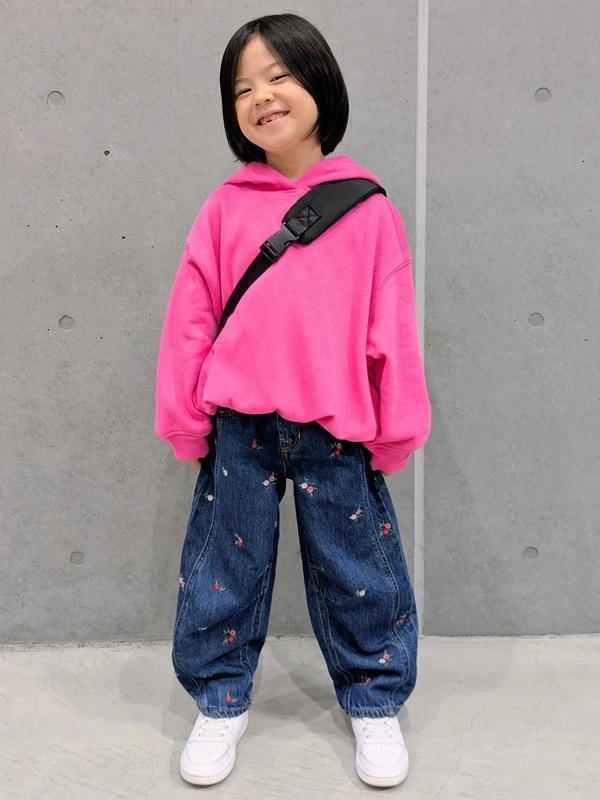 ビビッドピンク×ホースシューデニムでカッコ可愛い！