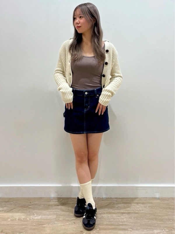 ニットカーデ×デニムスカート