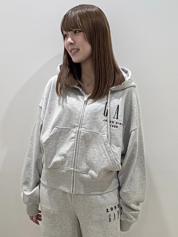 30周年スウェットセットアップ☆のスタイリング | Gap公式オンラインストア